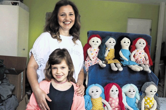 Janja Petrič ustvarja spalne punčke skupaj s sedemletno hčerko Aryo.