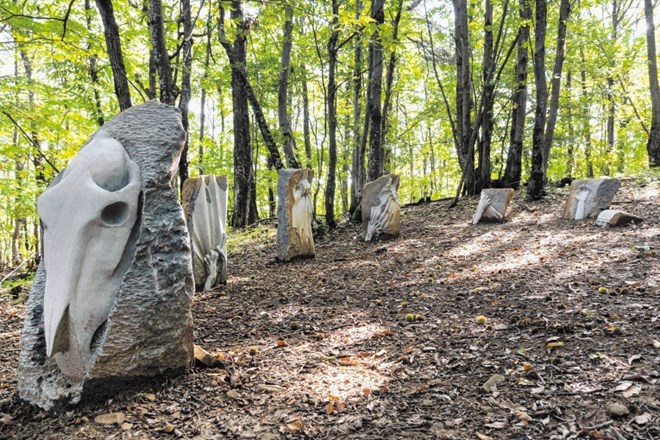 Na mitske točke obiskovalce opozarjajo  kamniti označevalci avtorice  Špele Šedivy.
