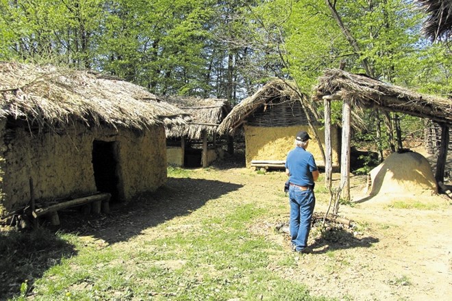 Postavljena rekonstrukcija identičnega naselja, kot je bilo pred 5500 leti.