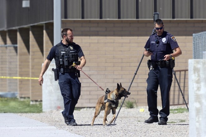 Šolo in njeno okolico so preverili tudi policijski psi.