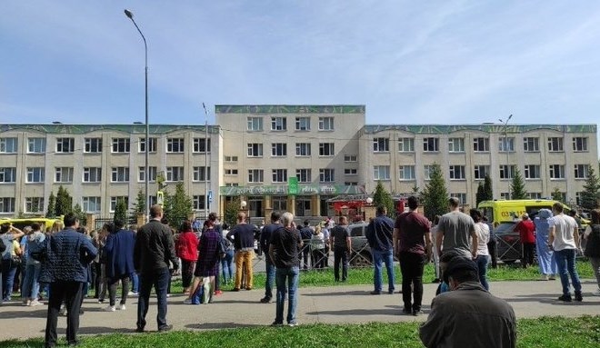 V ruskem Kazanu sta napadalca na srednji šoli izvedla strelski napad.