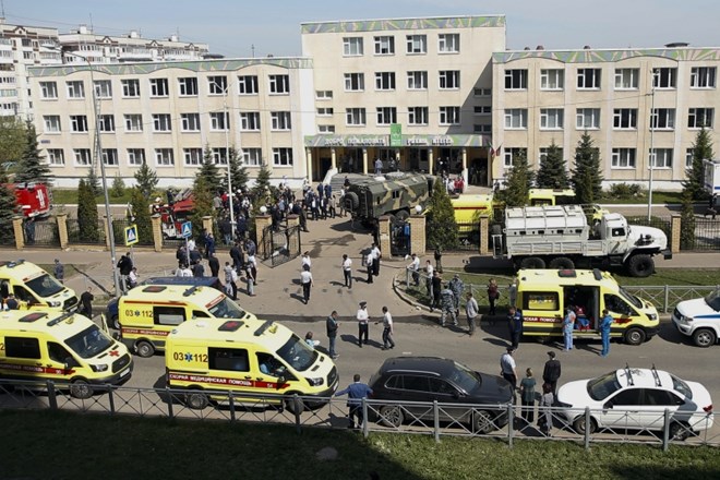 V ruskem Kazanu sta napadalca na srednji šoli izvedla strelski napad.