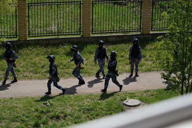 #foto Strelski pohod na ruski šoli: na smrt prestrašeni otroci skakali skozi okno