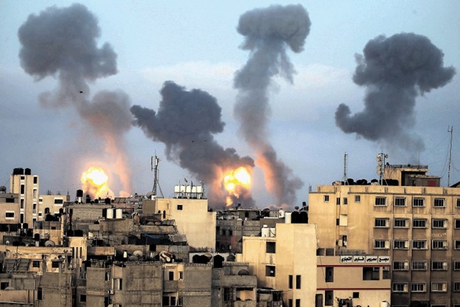 Dim in ogenj se valita na nebu nad jugovzhodom Gaze po izraelskem zračnem napadu.