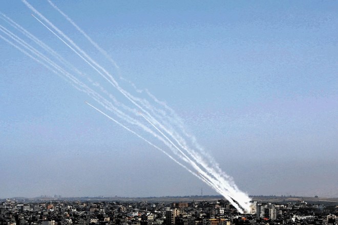 Gibanje Hamas v Gazi izstreljuje rakete proti izraelskima mestoma Aškelon in Ašdod južno od Tel Aviva.