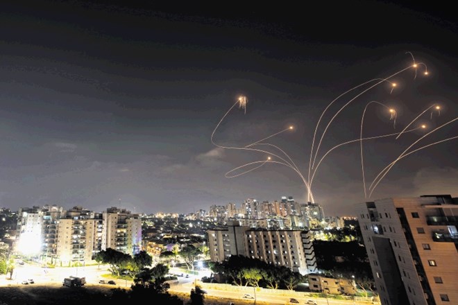 Izraelski protiraketni sistem z imenom Železna kupola poskuša prestreči Hamasove izstrelke na nebu nad Aškelonom.