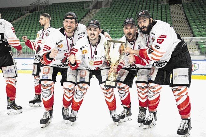 Jeseničanom je tretja zaporedna zmaga v Tivoliju prinesla trinajsti naslov slovenskega prvaka v hokeju.