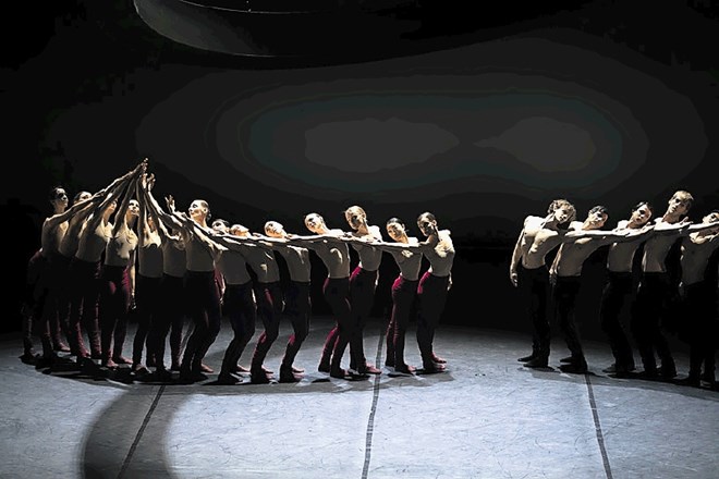 V plesno-glasbeni predstavi Carmina Burana v koreografiji Edwarda Cluga bo nastopilo 130 umetnikov.