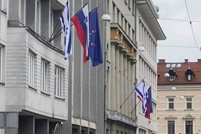 Na poslopju vlade je poleg slovenske in evropska zastave izobešena tudi izraelska.