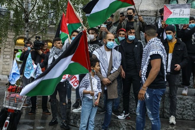 Petkovim protestnikom se je pridružila tudi skupina protestnikov v podporo Palestini.