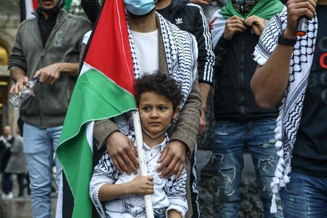 Petkovim protestnikom se je pridružila tudi skupina protestnikov v podporo Palestini.