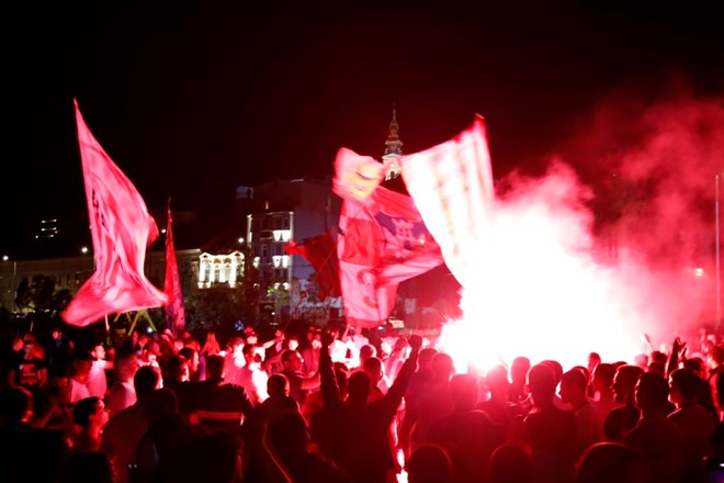 #foto #video V spopadu nogometnih navijačev v Beogradu več ranjenih, aretiranih 130 ljudi