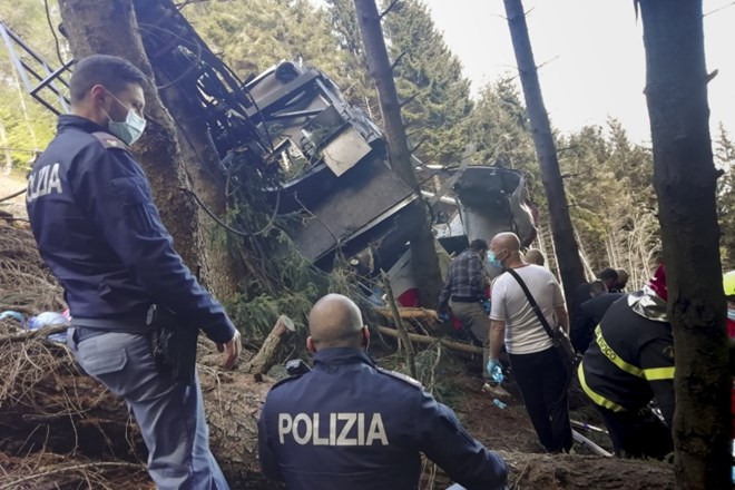 V strmoglavljenju kabine žičnice je umrlo osem ljudi. Tragična nesreča se je odvila na severu Italije.
