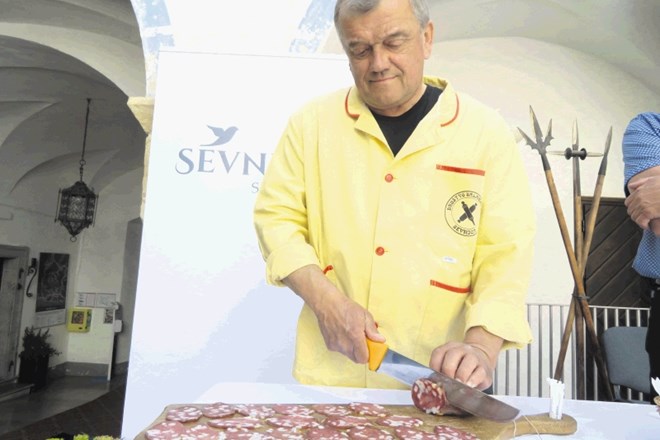 Miloš Krmelj je že več kot 30 let v Društvu salamarjev Sevnica zadolžen za rezanje najboljših salam.