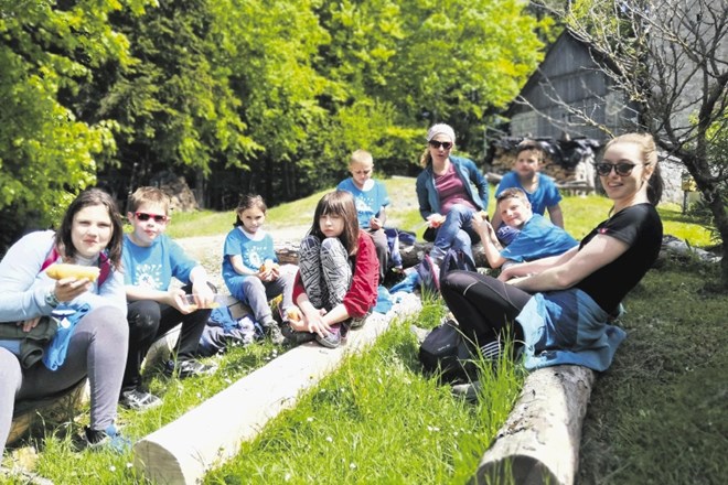 Otroci in mladostniki Centra Janeza Levca so si na vrhu Mirne gore privoščili  počitek in malico.