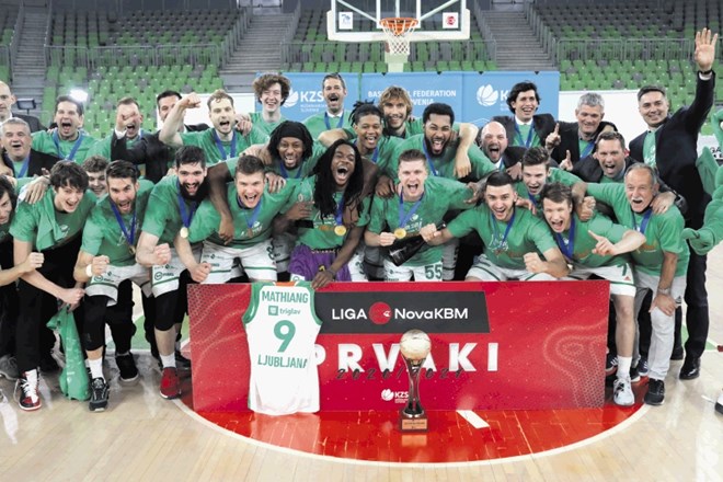 Košarkarji Cedevite Olimpije so se v Stožicah  veselili naslova državnega prvaka.