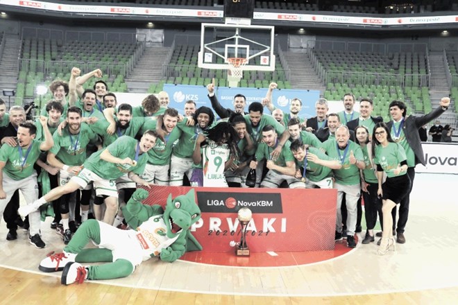 Košarkarji Cedevite Olimpije so se v Stožicah takole veselili naslova državnega prvaka.