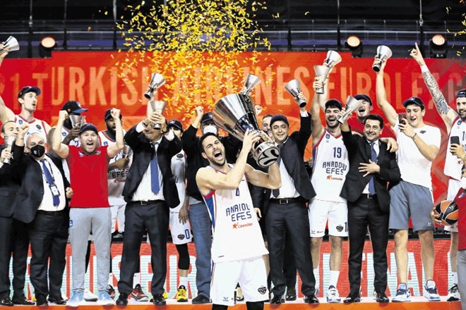 Takole so se košarkarji Anadoluja Efesa veselili zgodovinskega prvega evroligaškega naslova prvaka v klubski zgodovini.