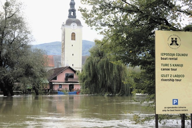 Kostanjevico vsako leto Krka zalije vsaj dvakrat, zadnje najhujše poplave pa so bile v letih 2010 in 2014, ko je bilo v...
