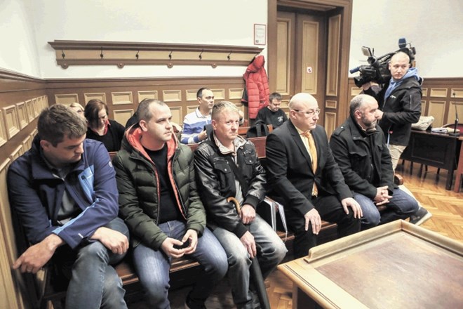 Na zatožno klop je sedlo pet nekdanjih funkcionarjev Sindikata policistov Slovenije, štirim so sodbo izrekli včeraj. V prvi...
