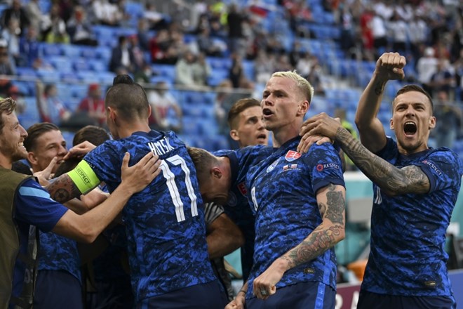 Slovaki so presenetili z zmago in favorizirani Poljski prizadejali šesti poraz na uvodni tekmi največjega tekmovanja na stari...