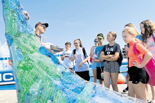 Učence je na  pomolu  ob skulpturi kita, napolnjenega s plastenkami, za uvod presenetil podatek, da ljudje v morje na leto...