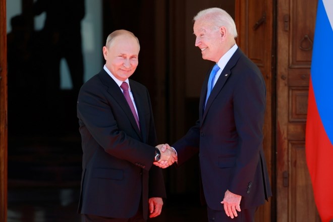 Ruski predsednik Vladimir Putin (levo) in predsednik ZDA Joe Biden (desno).