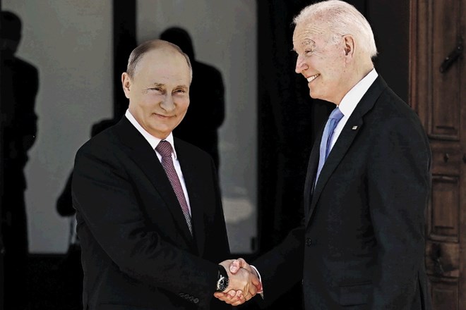 Prvo srečanje predsednikov Bidna in Putina je zaznamoval nenavadno močan stisk rok.