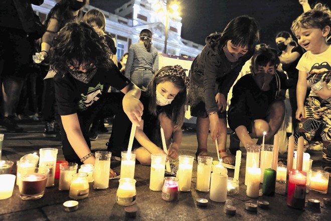 Številni protestniki so zasedli španska mesta v podporo družini, ki je izgubila dve deklici.