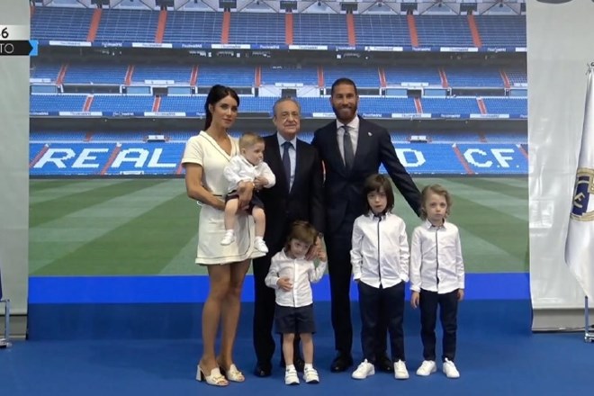 Sergio Ramos se je v prisotnosti predsednika Reala Florentina Pereza, žene Pilar Rubio in štirih otrok takole po 16 letih,...
