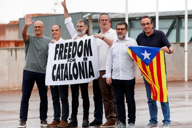 Sedem zaprtih moških je iz zapora Lledoners, ki leži okoli 70 kilometrov severozahodno od Barcelone, odkorakalo v dežju.