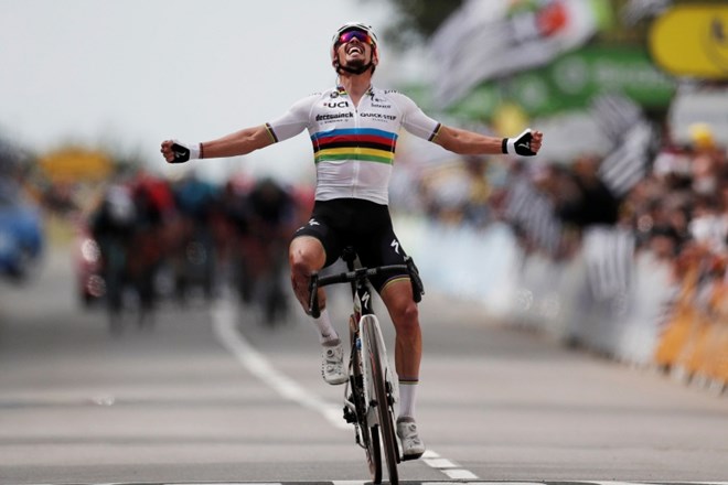 Francoz Julian Alaphilippe je postal veliki zmagovalec kaotične uvodne etape Toura 2021.