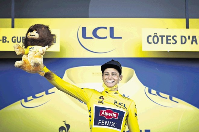 Nizozemec Mathieu van der Poel je včeraj oblekel rumeno majico vodilnega na Touru, etapno zmago pa je posvetil svojemu...