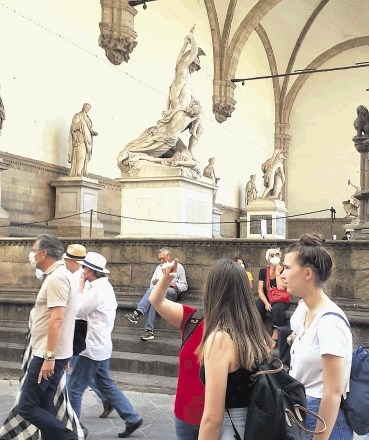 Na trgu Piazza della Signoria je nasproti palače Uffizi Loggia dei Lanzi s kipi Cellinija, Giambologna, marmornimi ženskimi...