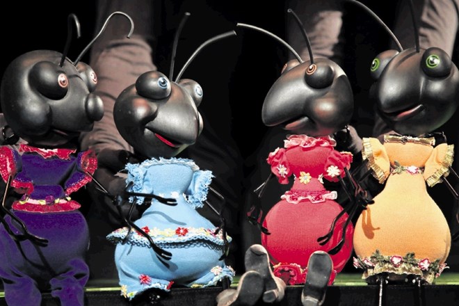 V Plečnikovem avditoriju bo nocoj mogoče ujeti lutkovno predstavo Štiri črne mravljice v produkciji Lutkovnega gledališča...