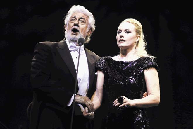 Slavni tenorist Plácido Domingo in naša sopranistka Sabina Cvilak sta stara odrska znanca: pred leti sta skupaj prepevala v...