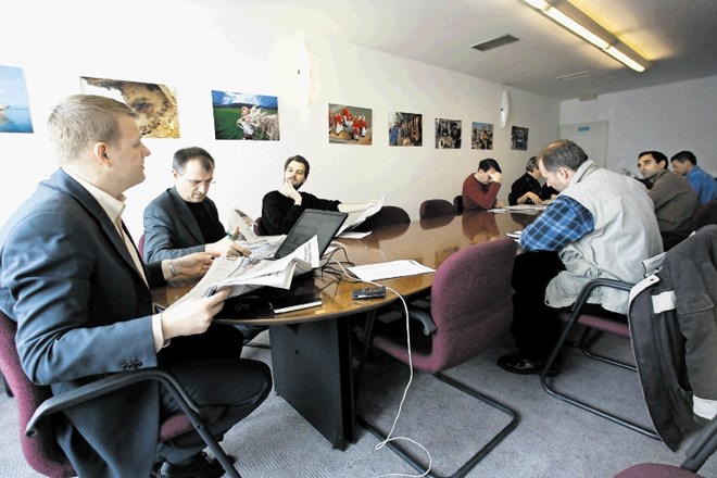 Uredniška seja Dnevnika leta 2007, ki jo  vodi urednik centralne redakcije Antiša Korljan (levo).
