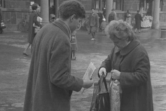 Včasih  se je Dnevnik veliko prodajal tudi na ulici (februarja 1962).
