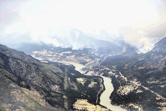 Posnetek iz zraka kaže okolico kanadskega mesta Lytton v Britanski Kolumbiji, kjer so se zaradi vročine vneli številni požari...