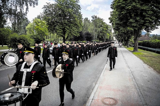 Praznični dan rudarjev se je začel z budnico Pihalnega orkestra Premogovnika, popoldne pa so se v tradicionalnih uniformah...