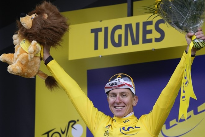 Slovenski kolesar Tadej Pogačar je v soboto spet oblekel rumeno majico in jo ohranil tudi po današnji etapi.