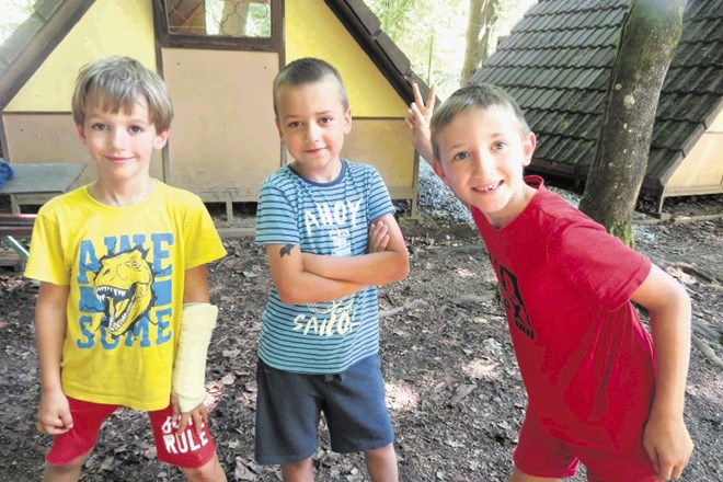 Sošolci Rožle Tomc, Aleksander Butalin in Lorenzo Novak (z leve) iz Novega mesta se na taboru Mojca počutijo odlično.