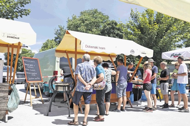 Obiskovalci šeste sezone Kuhne na plac v Domžalah so uživali ob 23 stojnicah s hrano in pijačo.
