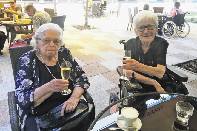 Sošolki Ruža Kapus Jager (levo) in Blaženka Kuhar Švajgar sta letos sami nazdravili 80. obletnici mature.