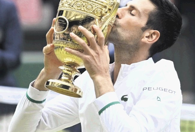 Novak Đoković je šestič dvignil wimbledonski pokal. V odprti teniški eri sta ga večkrat dvignila le Švicar Roger Federer...