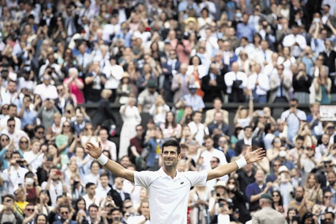 Novak Đoković je šestič dvignil wimbledonski pokal. V odprti teniški eri sta ga večkrat dvignila le Švicar Roger Federer...