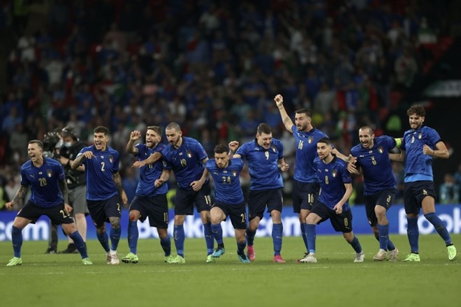 Veselje nogometašev Italije po zapravljeni enajstmetrovki Jadona Sancha, ki je odločila evropsko prvenstvo v korist zahodnih...