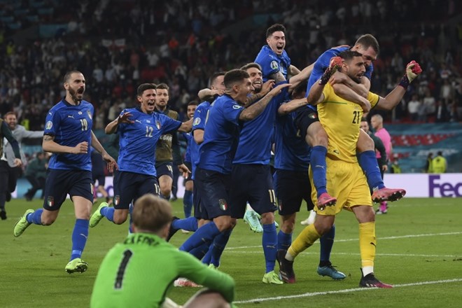 Veselje nogometašev Italije po zapravljeni enajstmetrovki Jadona Sancha, ki je odločila evropsko prvenstvo v korist zahodnih...