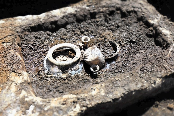 Doslej največja najdba na Dunajski cesti: kamnita skrinja z ostanki kosti in steklenim posodjem