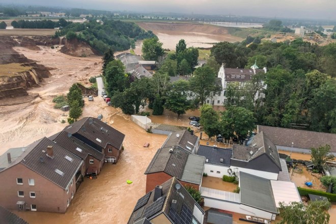 Oblasti v nemški zvezni deželi Porenje-Pfalško so danes sporočile, da je v poplavah umrlo že najmanj 50 ljudi.